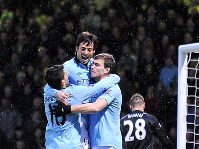 Edin Džeko, Sergio Aguero a David Silva oslavujú gól do siete Norwichu