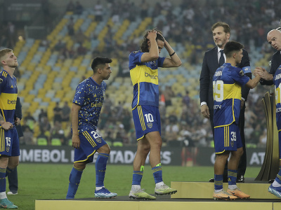 Edinson Cavani (10) a sklamaní futbalisti Boca Juniors po prehre vo finále Pohára osloboditeľov