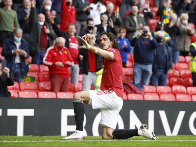 Na snímke uruguajský útočník Manchestru Edinson Cavani oslavuje gól