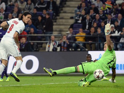 Edison Cavani z PSG strieľa gól do siete Anderlechtu Brusel