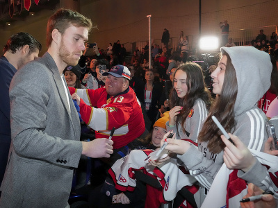 Connor McDavid sa podpisuje fanúšikom počas All-Star víkendu NHL