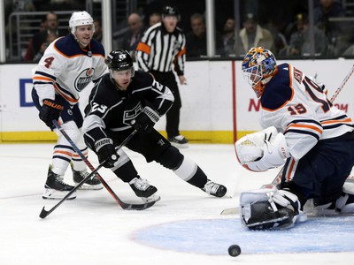 Brankár Edmontonu Oilers Mikko Koskinen zasahuje proti strele Dustina Browna