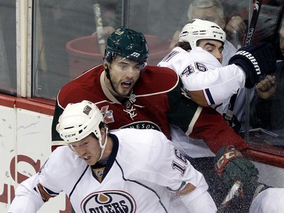 Brent Burns v súboji s dvojicou hráčov Edmontonu Oilers