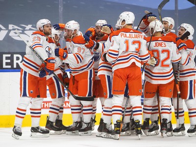 Hráči Edmontonu Oilers sa radujú z víťazstva nad Torontom Maple Leafs