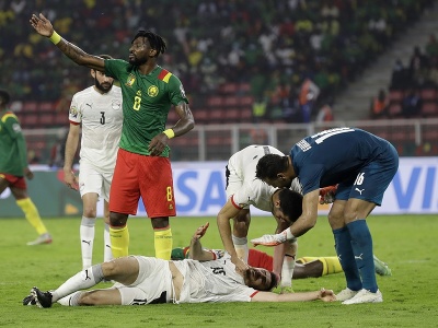 Egyptský futbalista Mahmoud Hamdy El-Wensh leží na zemi v semifinálovom zápase Kamerun - Egypt