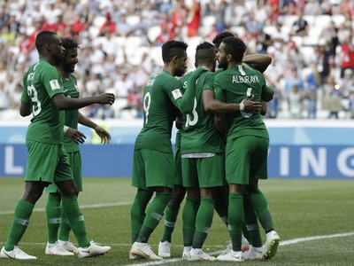Radosť hráčov Saudskej Arábie po góle Salmana Alfaraja