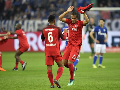 Radosť hráčov Frankfurtu po postupe do finále DFB Pokal-a.