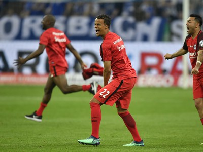 Radosť hráčov Frankfurtu po postupe do finále DFB Pokal-a.