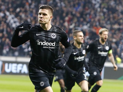 Luka Jović oslavuje gól