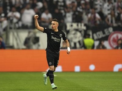 Rafael Santos Borre oslavuje gól Frankfurtu