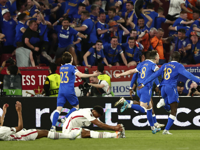 Hráči Rangers FC oslavujú gól vo finále
