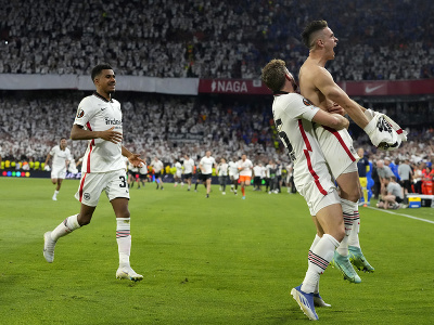 Futbalisti Eintrachtu Frankfurt oslavujú triumf v Európskej lige UEFA