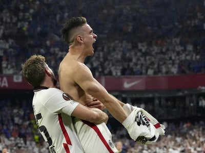 Futbalisti Eintrachtu Frankfurt oslavujú triumf v Európskej lige UEFA