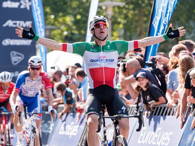 Taliansky cyklista Elia Viviani oslavuje na pódiu víťazstvo 23. ročníka klasiky Cyclassics Hamburg