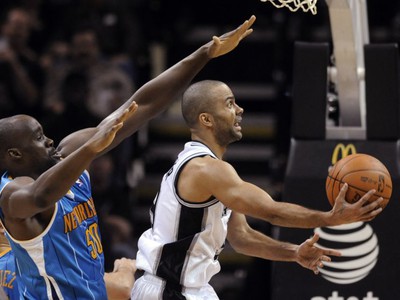 Emeka Okafor a Tony