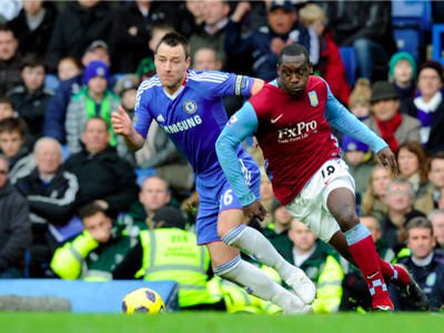 John Terry a Emile Heskey  v súboji