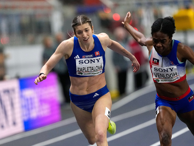 Na snímke vľavo slovenská atlétka Emma Zapletalová v cieli rozbehu žien na 400 m na halových MS 