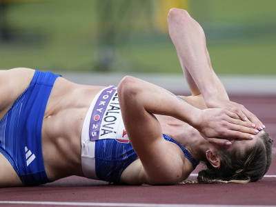 Slovenka Emma Zapletalová reaguje po zisku bronzovej medaily vo finále žien na 400 m cez prekážky na atletických MS v Tokiu