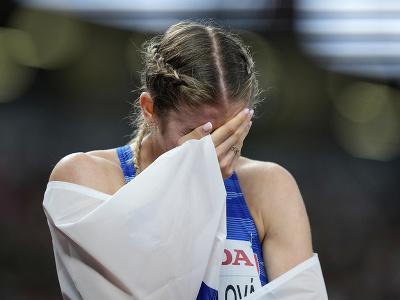 Slovenka Emma Zapletalová reaguje po zisku bronzovej medaily vo finále žien na 400 m cez prekážky na atletických MS v Tokiu