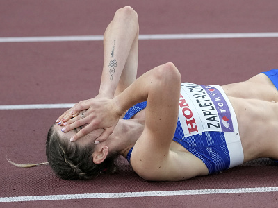 Slovenka Emma Zapletalová reaguje po zisku bronzovej medaily vo finále žien na 400 m cez prekážky na atletických MS v Tokiu