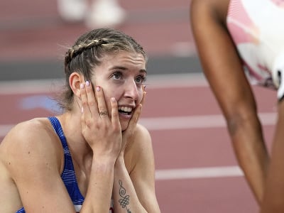 Slovenka Emma Zapletalová reaguje po zisku bronzovej medaily vo finále žien na 400 m cez prekážky na atletických MS v Tokiu