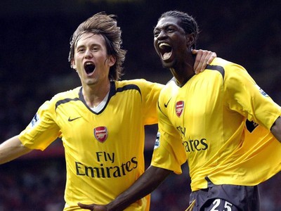 Tomáš Rosický a Emmanuel Adebayor v drese Arsenalu