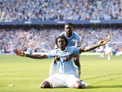 Adebayor provokoval fanúšikov Arsenalu, dostal žltú kartu