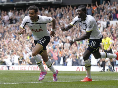 Nacer Chadli (vľavo) a Emmanuel Adebayor oslavujú gól Tottenhamu