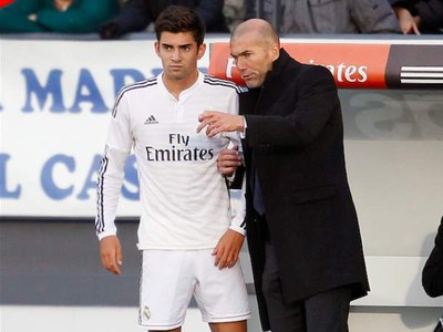 Zinedine Zidane posiela ako kouč na ihrisku syna Enza pri jeho debute za Real