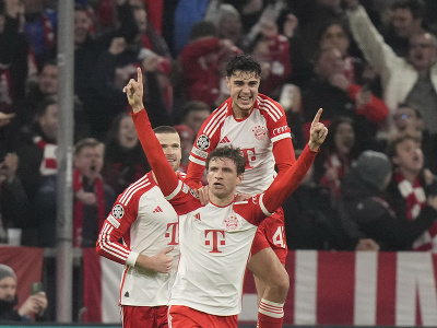 Radosť hráčov Bayernu z gólu Thomasa Muellera