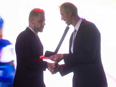 Na snímke vľavo hokejista Erik Černák získal ocenenie Najlepší obranca a vpravo hokejista Zdeno Chára