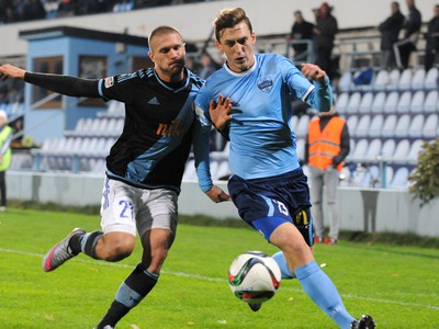 René Kotrík z FC Nitra (vpravo) a Erik Čikoš z ŠK Slovan Bratislava