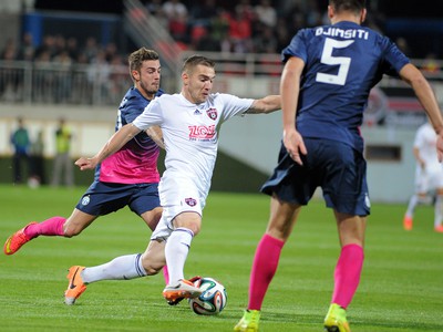Erik Jendrišek z FC Spartak Trnava (v strede) 