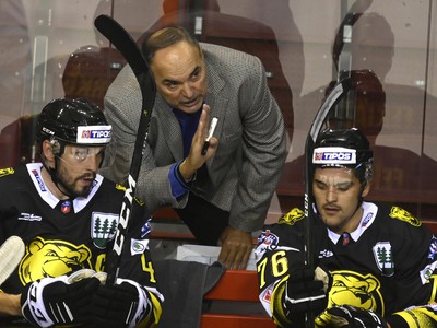 Tréner HC 07 Detva Ernest Bokroš (uprostred) na striedačke spolu s hráčmi Ladislav Ščurko a Frederik Fekiač