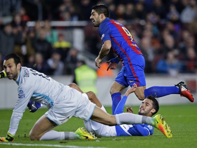 Luis Suárez prekonáva brankára Espanyolu
