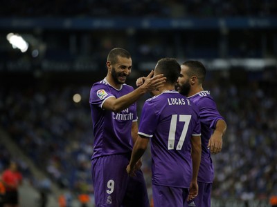 Karim Benzema (vľavo) so spoluhráčmi oslavuje svoj gól 
