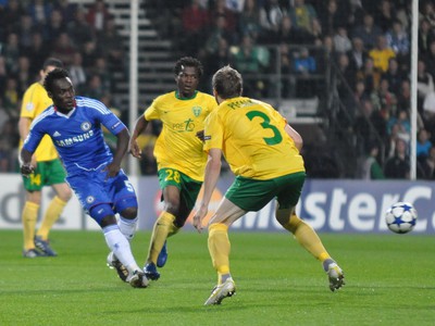 Michael Essien bránený hráčmi Žiliny