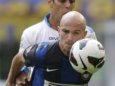 Esteban Cambiasso a Pablo Cesar Barrientos