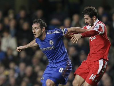 Frank Lampard a Esteban Granero v súboji o loptu