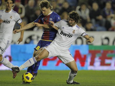 Esteban Granero v súboji s Larrealom