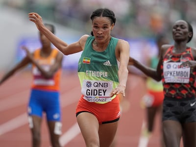 Etiópska bežkyňa Letesenbet Gideyová triumfovala v behu na 10.000 m na atletických MS v Eugene