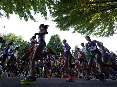 Bežkyne krátko po štarte súťažia počas maratónu žien na MS v atletike v americkom meste Eugene