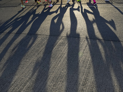 Bežkyne vrhajú tieň počas maratónu žien na MS v atletike v americkom meste Eugene