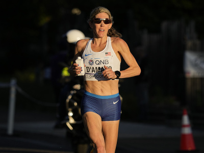 Americká bežkyňa Keira D'Amatová súťaží počas maratónu žien na MS v atletike v americkom meste Eugene