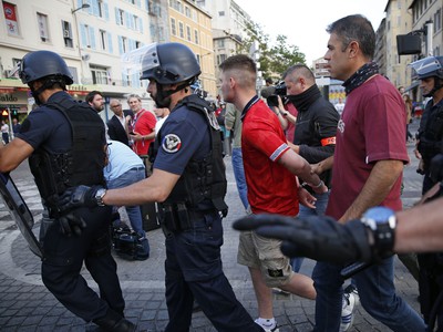 Násilnosti futbalových fanúšikov musela krotiť polícia