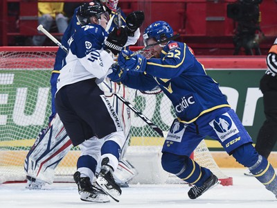 Momentka zo zápasu Euro Hockey Tour medzi Švédskom a Fínskom