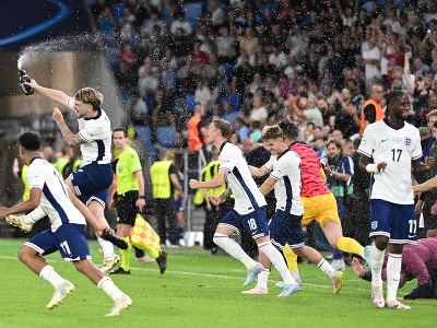 Anglickí futbalisti sa tešia