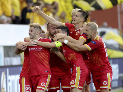 Hráči Veležu Mostar oslavujú gól 
