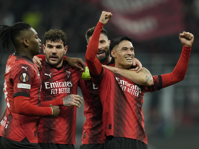 Hráči AC Miláno oslavujú gól