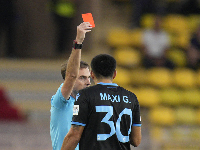 Na snímke rozhodca Giorgi Kruašvili  ukazuje červenú kartu hráčovi Maximu Gomezovi z Trabzonsporu